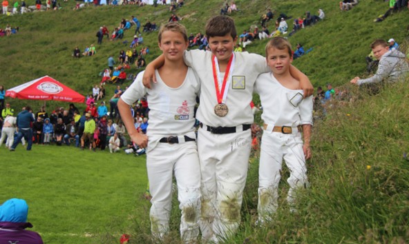 Der Hundstoansieger Simon Lang (Klasse 8 bis 10 Jahre) mit Kevin Holzer (li.) und Elias Oberwalder (re.). Foto: Holzer