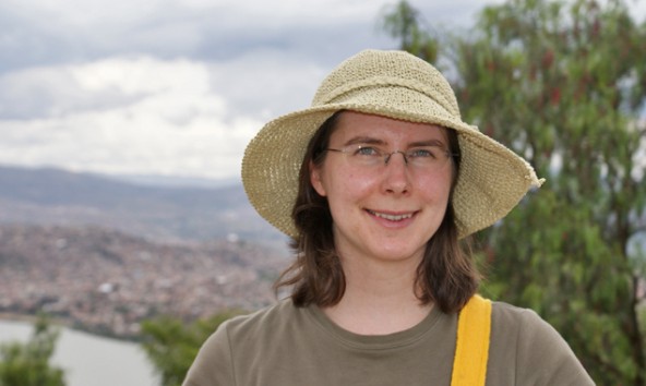 Sarah Kollnig, im HIntergrund die bolivianische Stadt Cochabamba, die für eine Jahr lang ihren Lebensmittelpunkt darstellen wird. Foto: privat