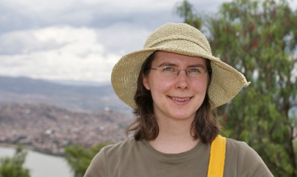 Sarah Kollnig, im HIntergrund die bolivianische Stadt Cochabamba, die für eine Jahr lang ihren Lebensmittelpunkt darstellen wird. Foto: privat