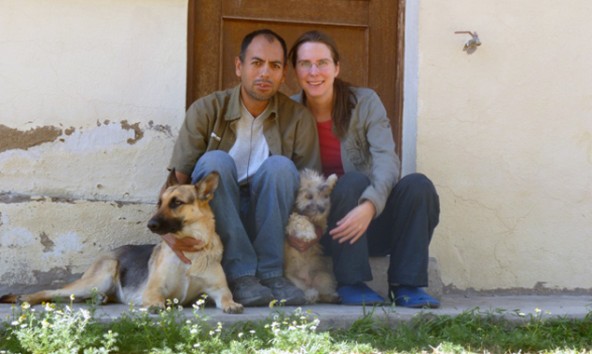 Sarah Kollnig mit ihrer "Großfamilie" vor ihrem Haus in Cochabamba.