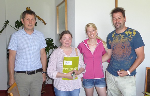 Schlüsselübergabe in Kartitsch. Im Bild von links: Wolfgang Wilhelmer (OSG Geschäftsführung), Monika Klammer, Katrin Bachlechner und Robert Bodner. Foto: OSG