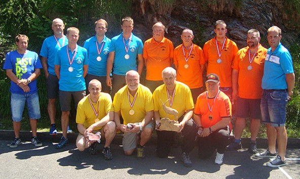 Gruppenfoto mit den besten Teams des Johann Gasser-Gedächtnisturniers in Matrei. Vorne die siegreiche Moarschaft aus Lienz.