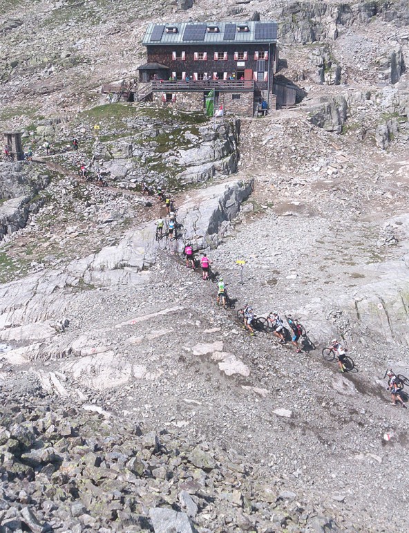 Das sind nicht Biker, sondern Sherpas auf den letzten Metern zur St. Pöltener Hütte. Foto: Alois Girstmair