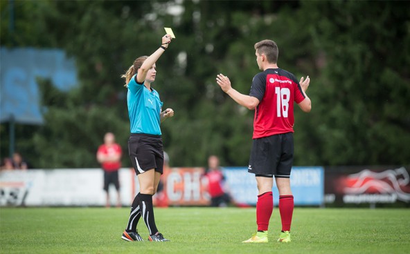 Signora Francesca Micossi agierte umsichtig und kompromisslos: sie zückte die gelbrote Ampelkarte und schickte Oberhuber damit vorzeitig unter die Dusche. Foto: Brunner Images