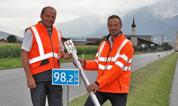 LHStv. Josef Geisler und Christian Molzer (Vorstand Abt. Straße und Verkehr d. Landes Tirol) zeigen die neuen Kilometertafeln. Foto: Land Tirol/Pidner