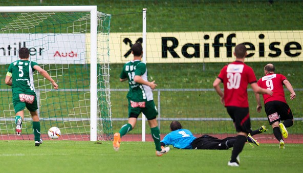 Keeper Vorname streckt sich vergeblich. Der zur Halbzeit eingewechselte Daniel Barrazutti verkürzt auf 1:3. 