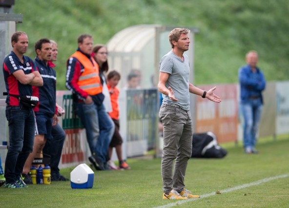 Trainer Tabernig an der Linie. Sein Team ging auch diesmal punktelos vom Platz. Fotos: Expa/Groder