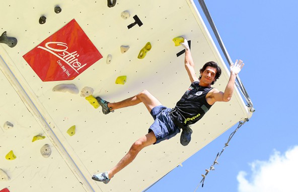 Ali Bartzadeh winkt gechillt in Richtung Erde. Er hat leicht lachen, als einziger erreichte er am ersten Tag die Glocke.