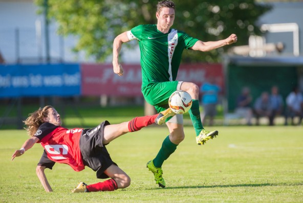 Raoul Iglesias (in rot) kämpft um den Ball. Foto: Brunner Images