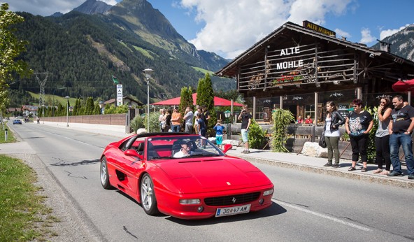 Roter Ferrari vor alter Mühle – Sommerzeit ist Sportwagenzeit! Fotos: Brunner Images