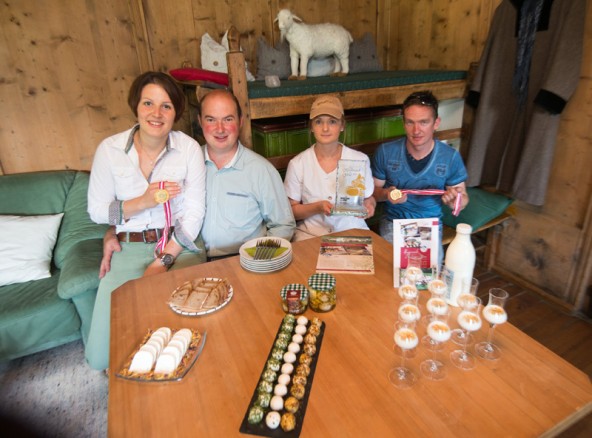 Renate und Philipp Jans und die MItarbeiter Renate Oberhauser sowie Alexander Tembler mit ihren prämierten Ziegenmilchprodukten.