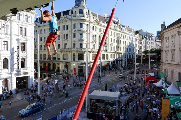 Nicht nur für Flachländer ein Hingucker: 18 Meter über Grund turnen die Besten der Boulder- und Kletterszene über der Einkaufsstraße.