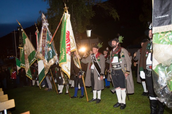 Die Fahnenabordnungen ehrten die Gefallenen aber auch die Überlebenden.