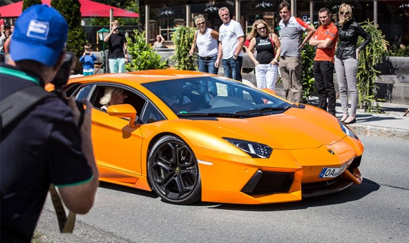 Ein italienisches Geschoss mit dem klingenden Namen Lamborghini Aventador kann nur unglaublich schnell und noch unglaublicher teuer sein.