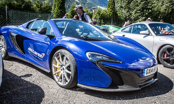 Standesgemäß aus England kommt dieser McLaren. Das Lenkrad hat er dennoch auf der kontinentalen Seite.