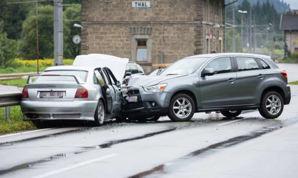 Die B 100 musste für die Unfallaufnahme gesperrt und der Verkehr umgeleitet werden. Fotos: Brunner Images