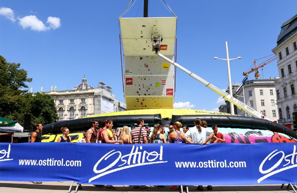 Perfektes Wetter, tolle Kulisse, tausende Leute und Spitzensport mit Werbewirkung – das ist Free Solo 2015 in de Wiener Mariahilfer Straße. Fotos: Expa Pictures