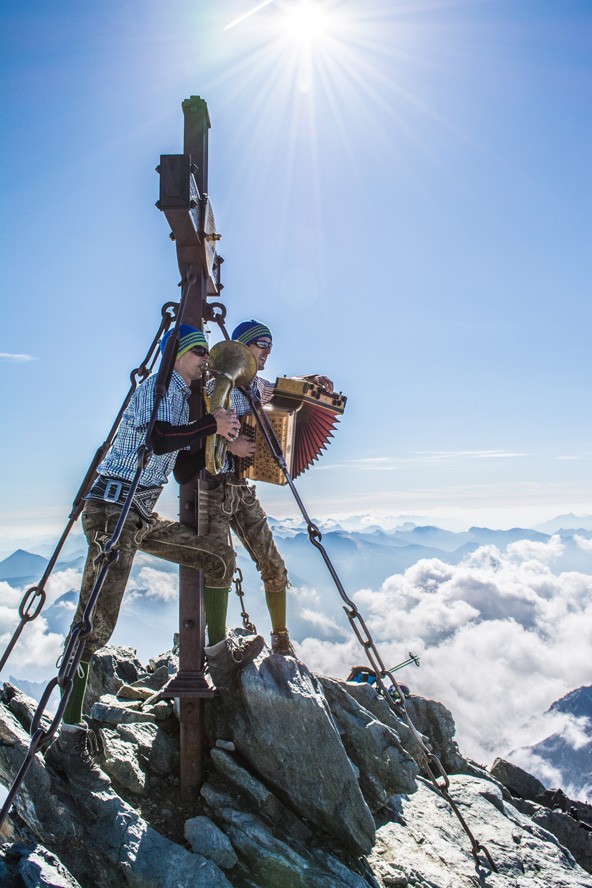 Haben die anderen Bergsteiger sofort die Flucht ergriffen? Zumindest ein wenig von ihnen ist im Bild noch sichtbar.