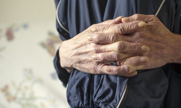 Demenzkranke Menschen fühlen sich oft einsam, ihre pflegenden Angehörigen ebenso. Mit Hilfe des Lehrgangs soll die Situation für alle Beteiligten verbessert werden. Foto: Berger