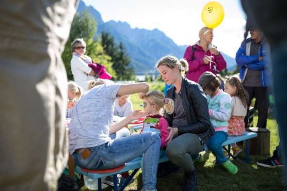 Zur Eröffnung des Kinderspielplatzes fand ein Fest mit Spielen, Malen und Würstln. Fotos: Marco Leiter