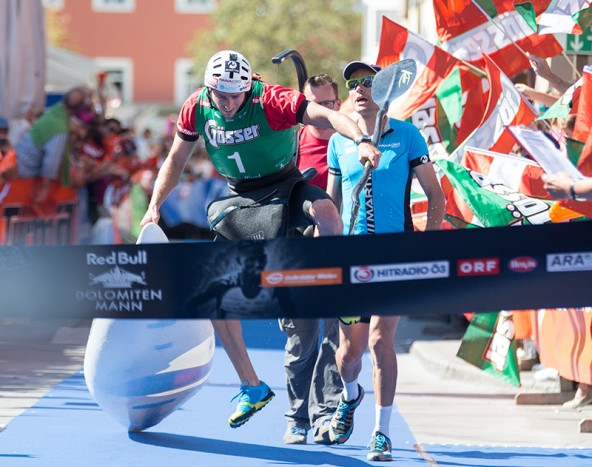 Manueal Filzwieser hatte sogar noch die Kraft zu einem "Zielsprung" zum Sieg beim Dolomitenmann 2015.