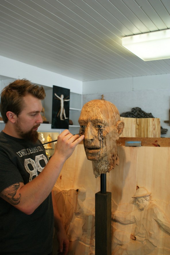 Georg Leitner in seinem Atelier, während der Vorbereitung für die Ausstellung. Foto: Volksbank