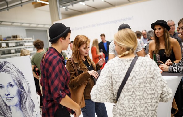 Wer an der Heimweh-Serie mitgewirkt hatte, bekam von Linda Steiner (rechts) die Originalzeichnung geschenkt. Foto: Marco Leiter