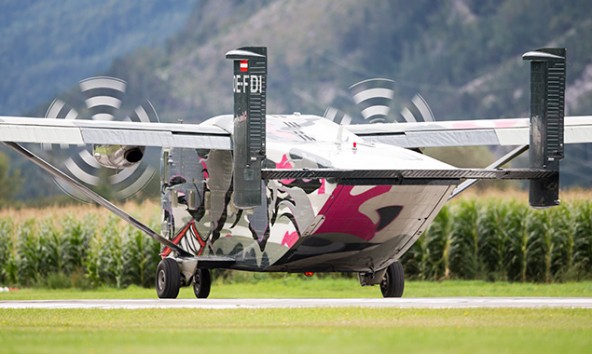 Wenn die Skyvan auf 4000 Metern Höhe ihr Hinterteil öffnet, purzeln ein Dutzend Springer heraus, von denen manche auch einen Tandem-Passagier dabei haben. Foto: Expa/Groder