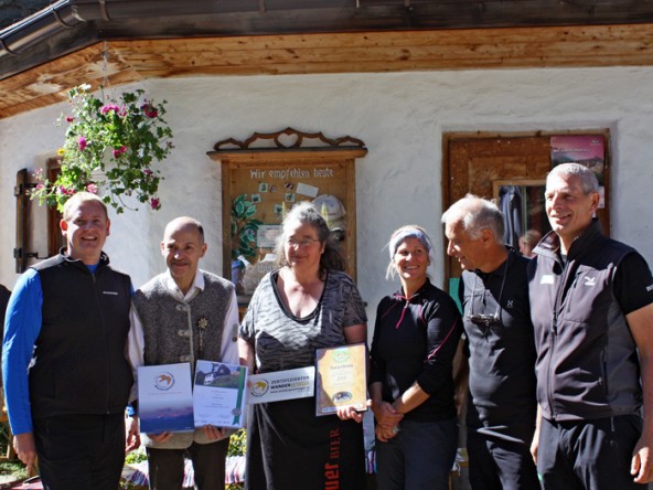 Nationalparkranger Andreas Rofner, Sieghart Preis (GF Wanderdörfer), Hüttenwahlleiterin Corinna Widi, die Hüttenwirte Gabi und Erich Obkircher und Bernhard Pichler (Osttirol Werbung)