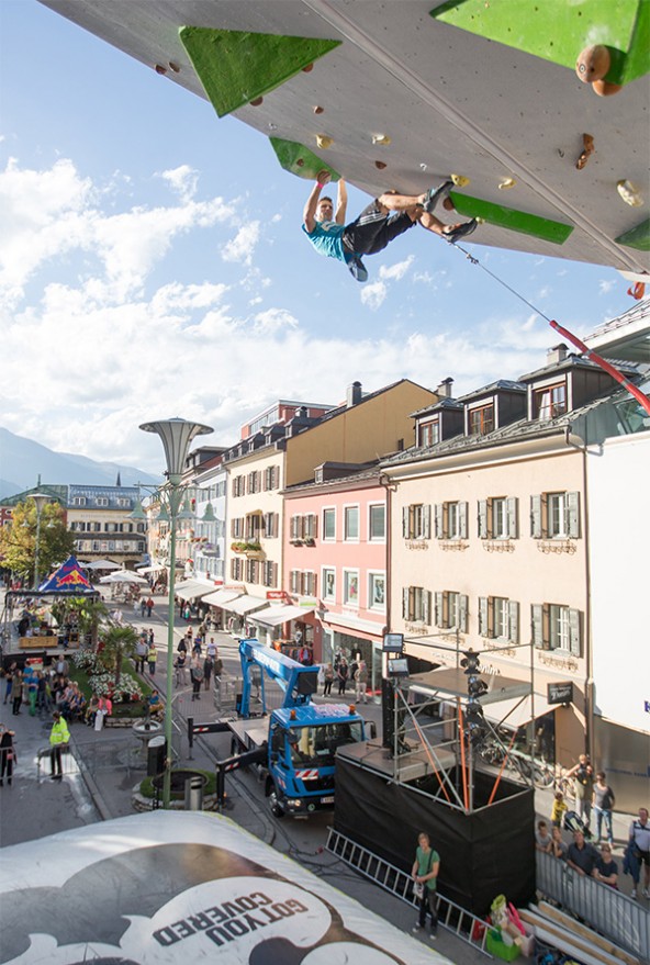 Auf die Besucher wartet neben tollem Klettersport auf Musik und Verpflegung beim Free Solo auf dem Hauptplatz in Lienz. Fotos: Expa/Groder 