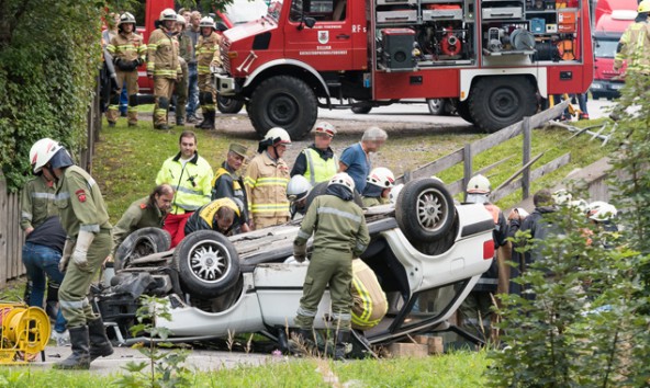 Der Beifahrer konnte mit Hilfe der Freiweilligen Feuerwehr aus dem Auto geholt werden. Fotos: Brunner Images