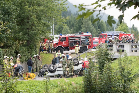 Nach der Bergung wurden die Fahrzeuginsassen ins Bezirkskrankenhaus Lienz gebracht.