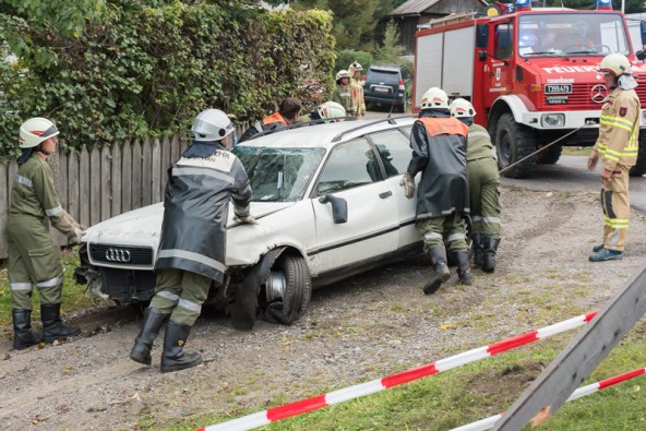 Am Fahrzeug entstand Totalschaden.