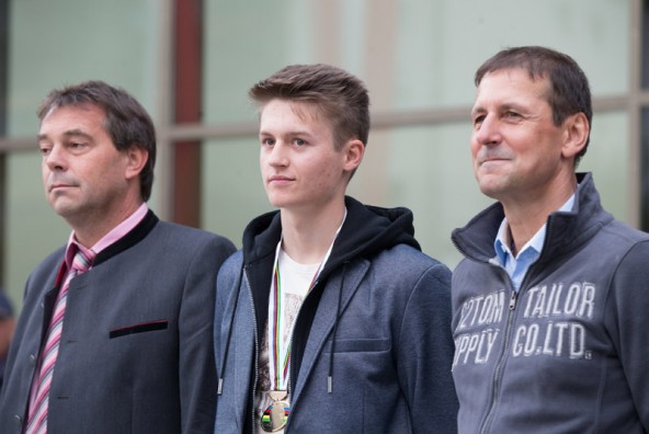 Felix zwischen Bürgermeister Andreas Pfurner (links) und Günther Feuchtner, für dessen Team er fährt.