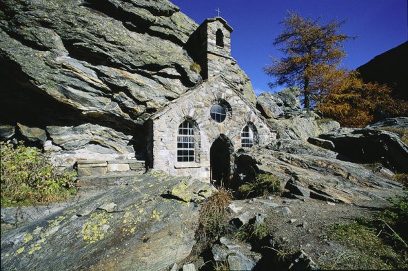 Die Felsenkapelle ist eine der vielen Besonderheiten des Tals. Foto: Osttirol Werbung/Lammerhuber