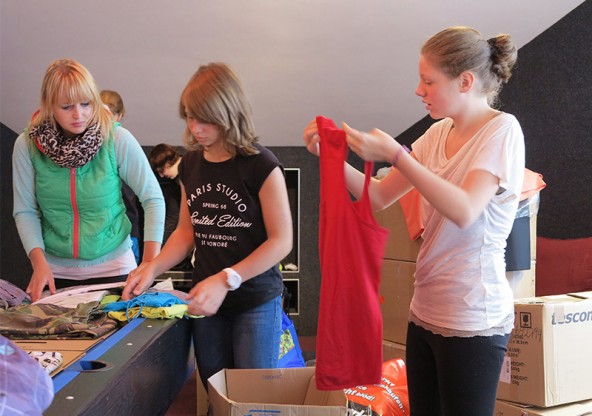 Julia Schönegger, Nadine Ortner-Leiter und Luisa Mistelberger beim-Sortieren der Hilfsgüter.