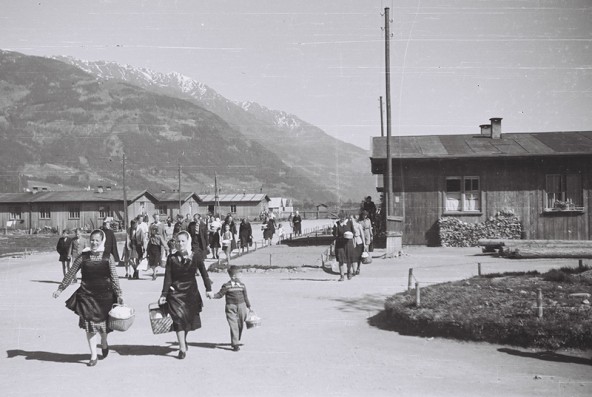 1946 bevölkerten nach dem Abzug der Kosaken 2600 slowenische Flüchtlinge das Barackenlager in der Peggetz. 