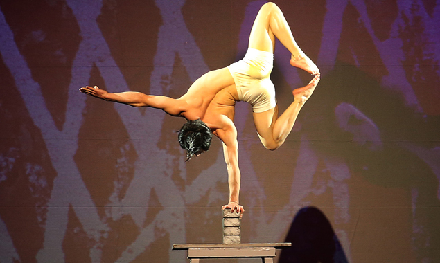 Zuweilen scheinen die Akrobaten des Chinesischen Nationalcircus die Gesetze der Physik auszuhebeln. Fotos: Sporer