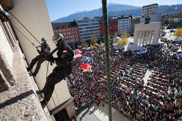 Die Show war filmreif und wird hoffentlich nie zum Ernstfall: Männer der Cobra entern das Innsbrucker Landhaus. Foto: Land Tirol/Die Fotografen