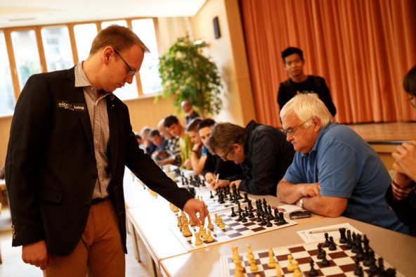 Auch Schach-Urgestein Erwin Sattler sackt einen halben Punkt für den Verein ein. 