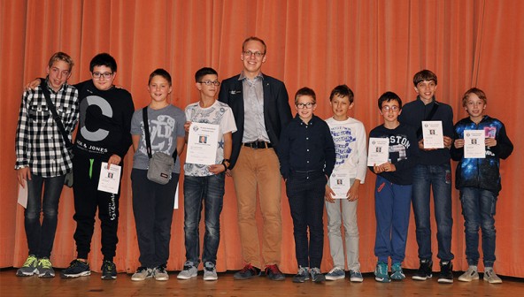 Der Meister und seine jungen Fans aus Cornuda. Foto: Weiler