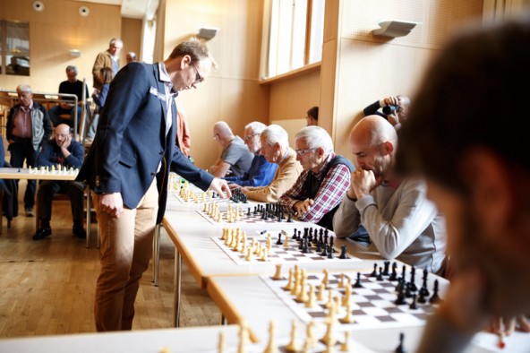 Markus Ragger zieht am Brett von Alfred Bodner. Er wird ein paar Züge später der erste sein, der ein Remis schafft. 