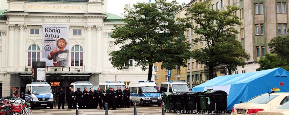 Von links nach rechts – Deutsches Schauspielhaus – Polizeiaufgebot wegen eines HSV-Spiels – Erstaufnahmestelle am Hamburger Hauptbahnhof.