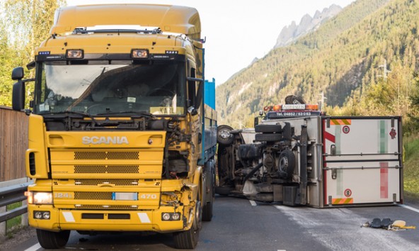 Insgesamt vier Fahrzeuge waren in den Unfall verwickelt. Fotos: Brunner Images