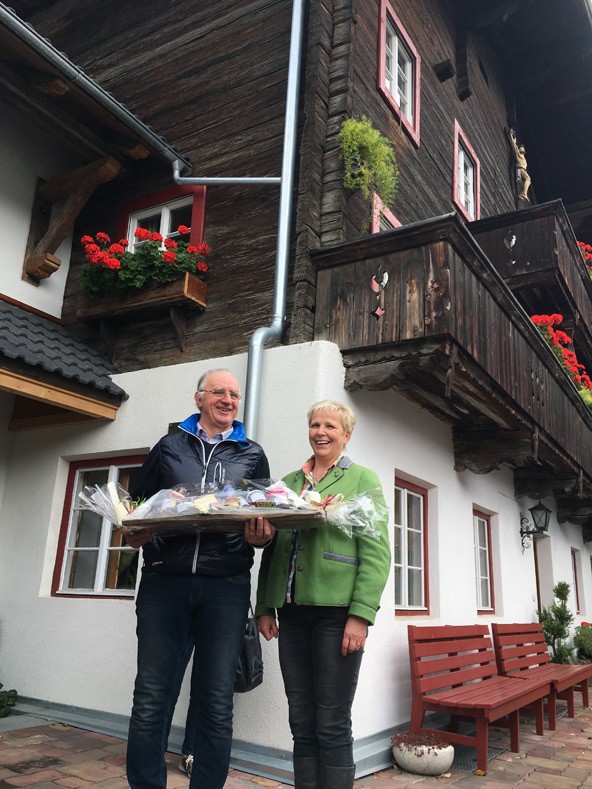 Zeit für gute Verköstigung blieb natürlich auch, dafür sorgten die Vermieter, deren Häuser besichtigt wurden, und Theresia Rainer (Obfrau des Landesverbandes der Privatzimmervermieter Tirol, im Bild rechts)