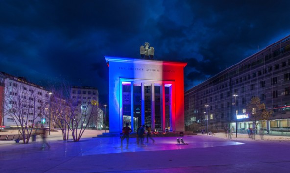 Bis 27. November erstrahlt das Befreiungsdenkmal am Innsbrucker Landhausplatz bei Einbruch der Dunkelheit in den französischen Nationalfarben. Foto: Land Tirol/Berger