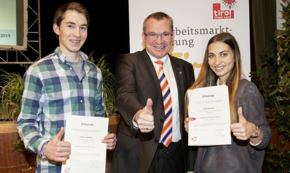 LR Johannes Tratter mit den Lehrlingen Fabian Bodner aus Anras (Lehrbetrieb: Wieser Friedrich, Strassen) und Anja Monitzer aus Lienz (LB: Nußbaumer Philipp, Lienz). Sie erhielten die Höchstförderung. Foto: Land Tirol/Die Fotografen