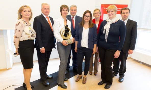 Große Freude bei der Verleihung des Gütesiegels. FRita Feldner in der MItte, neben ihr BM R. Hundstorfer. Foto: bdv austria/Anna Rauchenberger