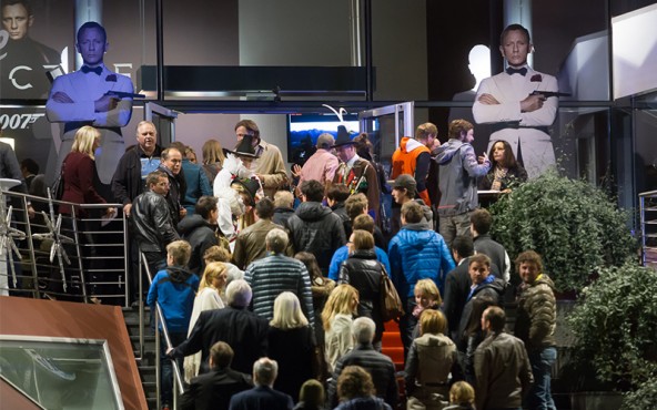 Bewacht von Bond persönlich schritt das geladene Publikum über den Red Carpet hinein ins Actionkino, stilgerecht empfangen mit einem Bond-Martini als Aperitif. Fotos: Brunner Images