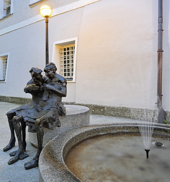 "Hast du schon gehört ...." Wir lieben Gerüchte, auch wenn sie falsch sind. "Der Tratsch" heißt diese Skulptur von Jos Pirkner im Hof der Lienzer Polizei. Foto: Wolfgang C. Retter